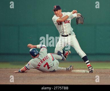 Red sox Expos 2000 Saison Red sox Second Baseman Lou Merloni macht sich auf der zweiten Basis auf F Santangelo in der Spielaktion gegen die Expos im fenway Park in Boston Ma USA auf Foto von Bill belknap Stockfoto