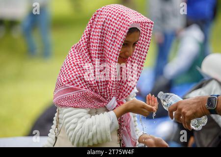 Austin, Texas, USA. November 2023. Eine junge Frau hat während des Protestes und des marsches gegen Israels wahllose Bombardierung des Gazastreifens Wasser auf die Hände gegossen. Tausende protestierten und marschierten am 12. November vom Texas State Capitol in Gaza. (Kreditbild: © Jaime Carrero/ZUMA Press Wire) NUR REDAKTIONELLE VERWENDUNG! Nicht für kommerzielle ZWECKE! Stockfoto