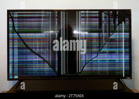 Zerbrochenes Glas des LCD-Fernsehbildschirms Stockfoto
