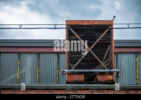 Gut benutzte Industrielüftung, die aus dem Gebäude herauskommt Stockfoto