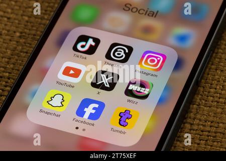 Verschiedene Apps für soziale Medien und soziale Netzwerke werden auf einem iPhone angezeigt – TikTok, Threads, Instagram, YouTube, X, Wizz, Snapchat, Facebook und Tumblr. Stockfoto