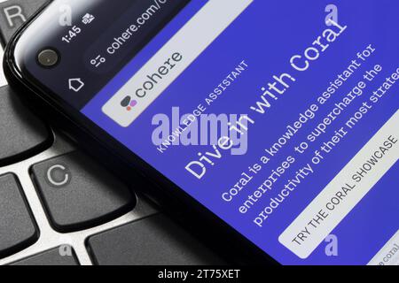 Die Webseite von Cohere's Wissensassistent Coral ist auf der Webseite auf einem Smartphone zu sehen. Cohere ist ein kanadisches Technologieunternehmen, das sich auf KI-Plattformen konzentriert... Stockfoto