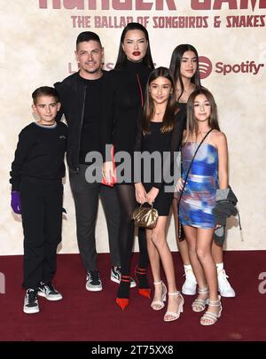 Hollywood, USA. November 2023. Adriana Lima, Andre Lemmers, Valentina Jaric, Sienna Jaric, Cyan Lemmers bei der Premiere von „The Hunger Games: The Ballad of Songbirds & Snakes“ am 13. November 2023 im TCL Chinese Theatre in Hollywood, Kalifornien. © Lisa OConnor/AFF-USA.com Credit: AFF/Alamy Live News Stockfoto