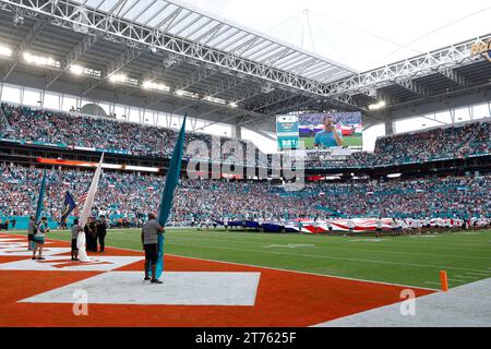 Farbschutz und amerikanische Flagge in einer allgemeinen Ansicht während der Nationalhymne vor dem regulären Saisonspiel der NFL zwischen den New England Patriots und den Miami Dolphins im Hard Rock Stadium in Miami Gardens, Florida am 29. Oktober 2023. Die Delfine besiegten 31 die Patriots. (Matt Patterson / Bild des Sports) Stockfoto