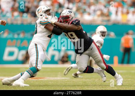 Keion White (99) stürmt im Hard Rock Stadium in Miami Gardens, Florida am 29. Oktober 2023 im NFL Regular Season Game zwischen den New England Patriots und den Miami Dolphins gegen Austin Jackson (73). Die Delfine besiegten 31 die Patriots. (Matt Patterson / Bild des Sports) Stockfoto