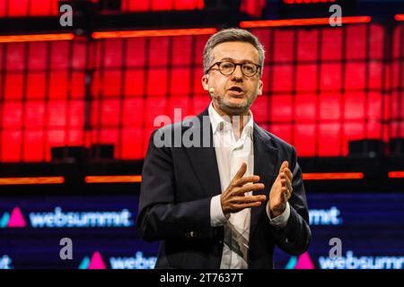 Lissabon, Portugal. November 2023. Carlos Moedas - Bürgermeister der Stadt Lissabon Live-Vortrag auf der Hauptbühne am ersten Tag des Web Summit 2023 in der Altice Arena in Lissabon. (Foto: Miguel Reis/SOPA Images/SIPA USA) Credit: SIPA USA/Alamy Live News Stockfoto