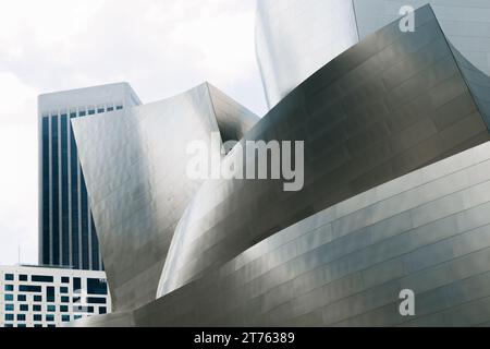 Los Angeles, Kalifornien, USA - 25. April 2023. Walt Disney Concert Hall im Zentrum von Los Angeles, Kalifornien, USA. Architektonische Details. Stockfoto