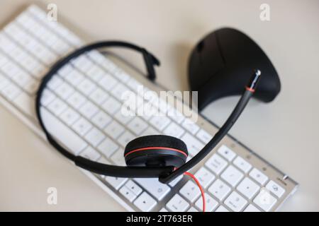 Düsseldorf, Deutschland. November 2023. Ein Headset liegt auf einer Tastatur in einem Büro der Finanzverwaltung. Quelle: Oliver Berg/dpa/Alamy Live News Stockfoto