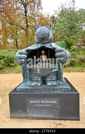 Le Chat Skulptur „Beauté Intérieure“ (innerlijke schoonheid) von Philippe Geluck im Parc de Bruxelles – Brüssel, Belgien Stockfoto