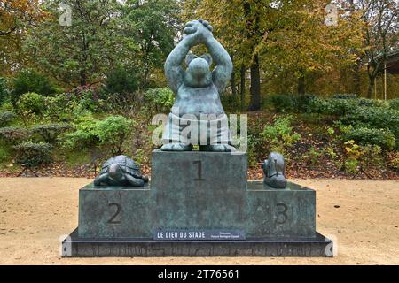 Le Chat „Dieu du Stade“ (Sammlung Renaud Bentégeat Conseil) Skulptur von Philippe Geluck im Parc de Bruxelles – Brüssel, Belgien Stockfoto