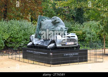 Le Chat Skulptur „Le Juste Retour des choses“ (Payback Time) von Philippe Geluck im Park Brussels (Parc de Bruxelles) – Brüssel, Belgien Stockfoto