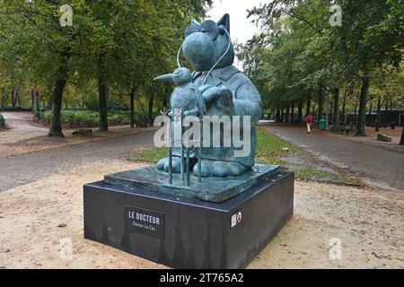 Le Chat „Le Docteur“ (Doctor Le Cat) Skulptur von Philippe Geluck im Park Brüssel (Parc de Bruxelles) – Brüssel, Belgien – 25. Oktober 2023 Stockfoto