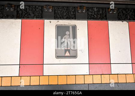 Brüsseler U-Bahn (Métro de Bruxelles) Mind the GAP Platform Warnschild – Brüssel Belgien – 25. Oktober 2023 Stockfoto