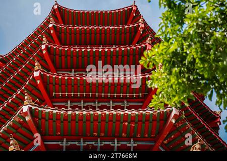 Traditionelles chinesisches Pagode Dach mit grünem Baum. Ling San Tempel in Tuaran, Sabah, Malaysia. Stockfoto