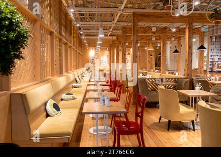 Restaurant im Loft-Stil mit strukturierten Holzwänden. Café im Holzstil Stockfoto