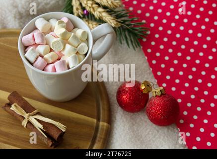 Weihnachtskonzept - Becher mit Marshmallows auf hölzernem Hintergrund Stockfoto