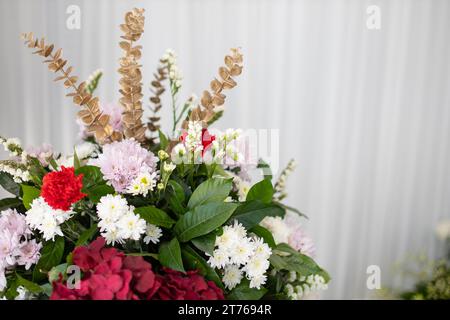 Mehrfarbiges Blumenarrangement auf weißem Hintergrund Nahaufnahme Foto Stockfoto