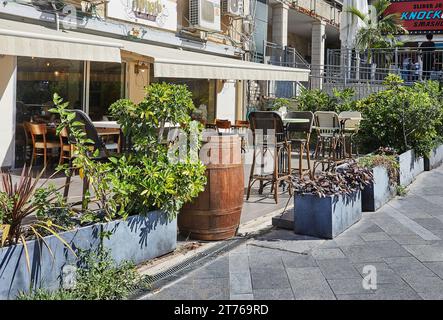 Haifa, Israel - 22. Oktober 2023: Straßen und Cafés der Stadt Haifa im Bezirk Carmel Stockfoto