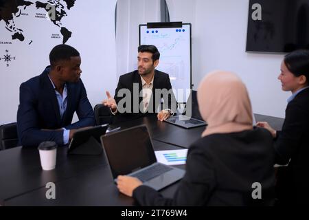 Angestellte treffen sich im Büro. Geschäfts- und Berufskonzept. Stockfoto