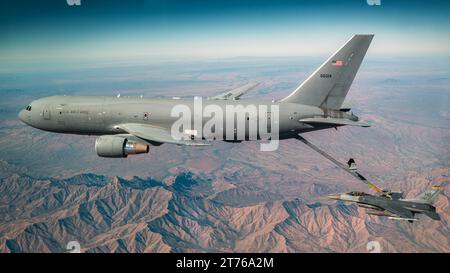 Eine US-Luftwaffe KC-46 Pegasus, die der Seymour Johnson Air Force Base zugewiesen ist, betankt einen F-16 Fighting Falcon der 309th Fighter Squadron am 3. November 2023 über der Barry M. Goldwater Range, Arizona. Der Instruktor Pilot war Day in Zusammenarbeit mit der Übung Desert Hammer zielte darauf ab, intensive Luftkampfszenarien mit einer Reihe von Flugzeugen aus mehreren Niederlassungen und Basen zu replizieren. (Foto der U.S. Air Force von Airman 1st Class Mason Hargrove) Stockfoto