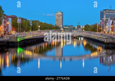 Der Fluss Liffey und die berühmte Ha'Penny Bridge in Dublin, Irland, in der Dämmerung Stockfoto