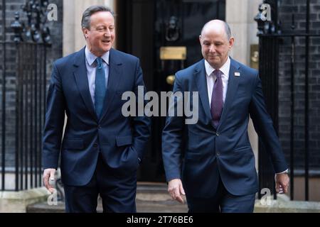 London, Großbritannien. November 2023. Der neu ernannte britische Außenminister David Cameron (L) geht am 13. November 2023 vor der Downing Street 10 in London, Großbritannien. Der britische Premierminister Rishi Sunak begann am Montag eine Kabinettsumbildung. Quelle: Xinhua/Alamy Live News Stockfoto