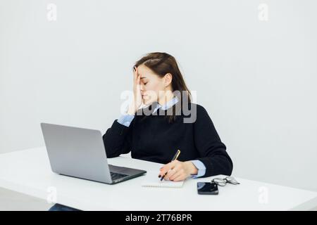 Frau im Chat im Büro Computer Desk Online Job Stockfoto