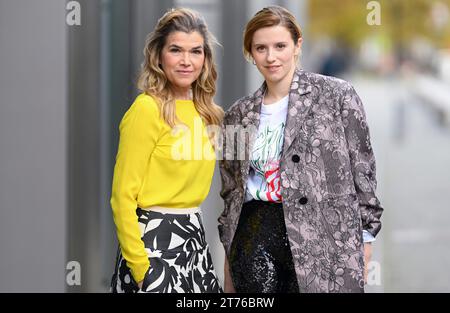 Berlin, Deutschland. November 2023. Die Schauspielerinnen Anke Engelke (l) und Katharina stark stehen gemeinsam am Rande eines Interviews im dpa-Nachrichtenraum. Die Hauptrolle spielte die Originalserie für Disney „Deutsches Haus“ über den Frankfurter Auschwitz-Prozess von 1963. Quelle: Jens Kalaene/dpa/Alamy Live News Stockfoto