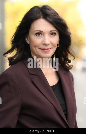 Berlin, Deutschland. November 2023. Schauspielerin Iris Berben am Rande eines Interviews im dpa-Nachrichtenraum. Sie spielt in der Originalserie für Disney Deutsches Haus über den Frankfurter Auschwitz-Prozess von 1963. Quelle: Jens Kalaene/dpa/Alamy Live News Stockfoto