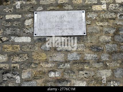 Ein Schild im Haus des Sängers Dalida in der Rue d'Orchampt in Montmartre, Paris, Frankreich. Stockfoto