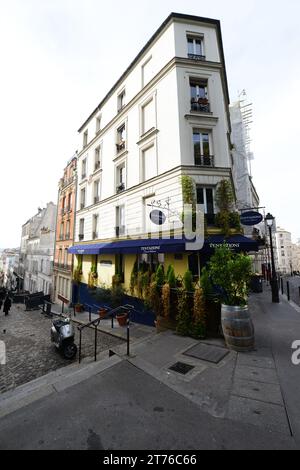 Restaurant Tentazioni an der Ecke Rue Lepic und Rue Tholozé in Montmartre, Paris, Frankreich. Stockfoto