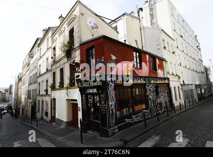 Le Petit Moulin an der Ecke Rue Durantin und Rue Tholozé in Montmartre, Paris, Frankreich. Stockfoto