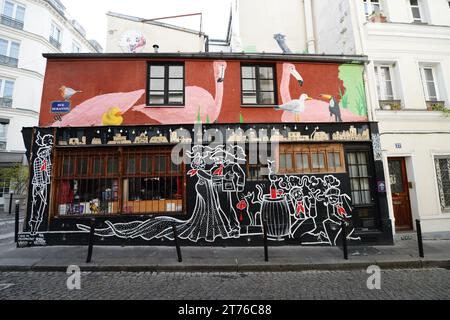 Le Petit Moulin an der Ecke Rue Durantin und Rue Tholozé in Montmartre, Paris, Frankreich. Stockfoto