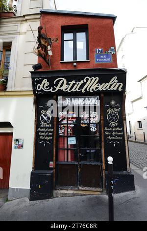 Le Petit Moulin an der Ecke Rue Durantin und Rue Tholozé in Montmartre, Paris, Frankreich. Stockfoto