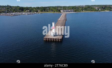 Eine Luftaufnahme eines Piers auf dem Meer in Petoskey, USA Stockfoto