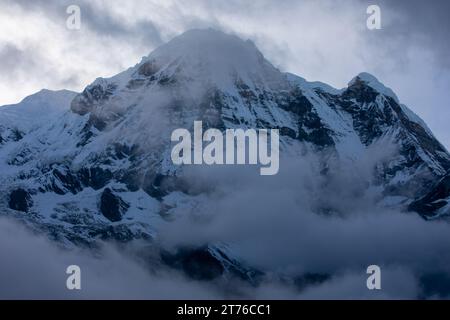 Annapurna South, Annapurna I und Baraha Shikhar Peak, Nepal. Stockfoto