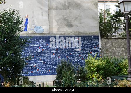 Wall of Love on Montmartre: „I love you“ in 250 Sprachen, von dem Kalligraphen Fédéric Baron und der Künstlerin Claire Kito in Montmartre, Paris, Frankreich. Stockfoto