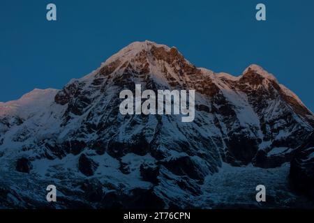 Annapurna South, Annapurna I und Baraha Shikhar Peak, Nepal. Stockfoto