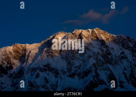 Annapurna South, Annapurna I und Baraha Shikhar Peak, Nepal. Stockfoto