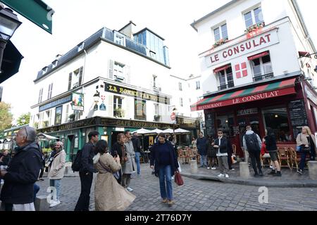 Die lebhaften Straßen der Rue Saint-Rustique und der Rue Norvins in Montmartre, Paris, Frankreich. Stockfoto