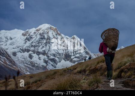 Annapurna South, Annapurna I und Baraha Shikhar Peak, Nepal. Stockfoto