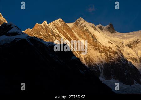 Annapurna South, Annapurna I und Baraha Shikhar Peak, Nepal. Stockfoto