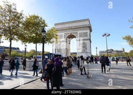 Der Arc de Triomphe von den Champs-Elysées in Paris, Frankreich. Stockfoto