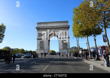 Der Arc de Triomphe von den Champs-Elysées in Paris, Frankreich. Stockfoto