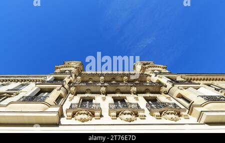 Wunderschöne Gebäude an der Avenue des Champs-Elysées im 8. Arrondissement von Paris, Frankreich. Stockfoto