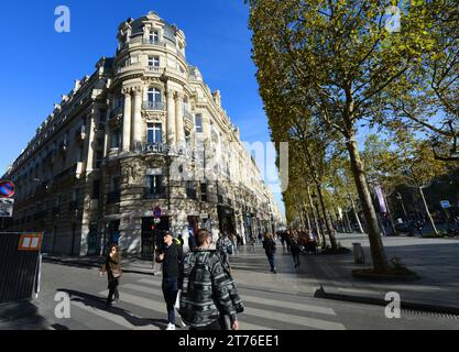 Spaziergang auf den berühmten Champs-Elysées im 8. Arrondissement von Paris, Frankreich. Stockfoto
