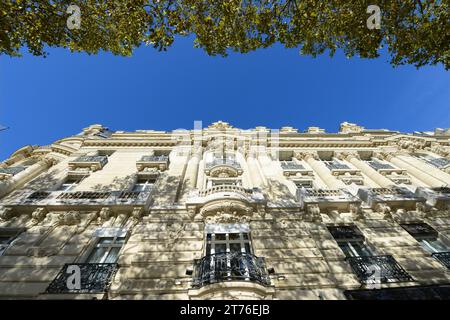 Wunderschöne Gebäude entlang der Avenue des Champs-Elysées im 8. Arrondissement von Paris, Frankreich. Stockfoto