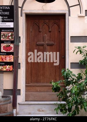 MONTEROSSO AL MARE, ITALIEN - 17. SEPTEMBER 2023: Hübsche Holztür mit Kreuz im Dorf Stockfoto