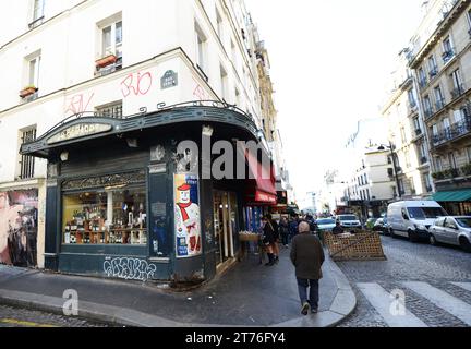 Lépicerie du Terroir Gourmetgeschäft an der Ecke Rue Véron und Rue Lepic in Montmartre, Paris, Frankreich. Stockfoto