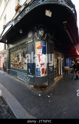 Lépicerie du Terroir Gourmetgeschäft an der Ecke Rue Véron und Rue Lepic in Montmartre, Paris, Frankreich. Stockfoto